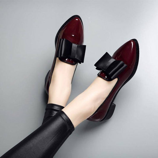 Mocassins pointus en cuir verni pour femmes